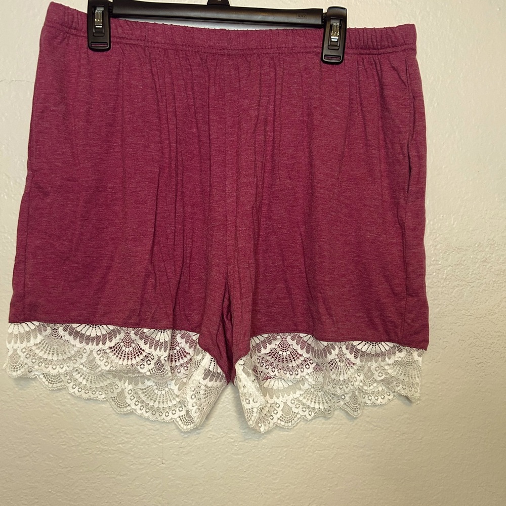 NWT BloomChic Lace Trim Maroon White Shorts 1X 14 16 Sweat Comfortable Pockets